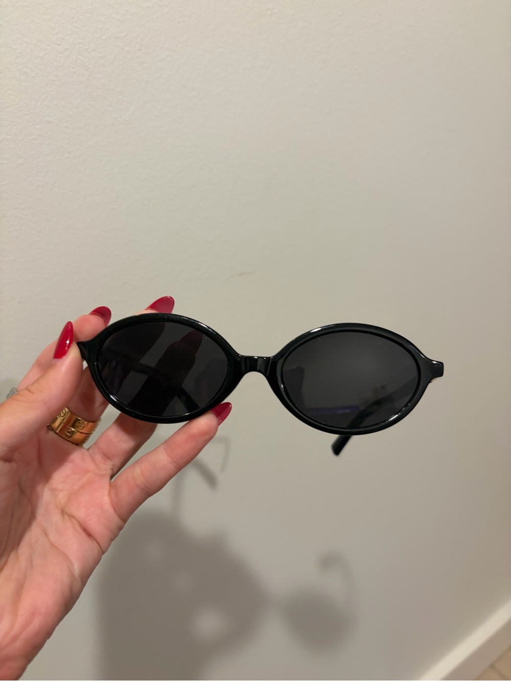 Classic Black Oval Sunglasses - Unbranded